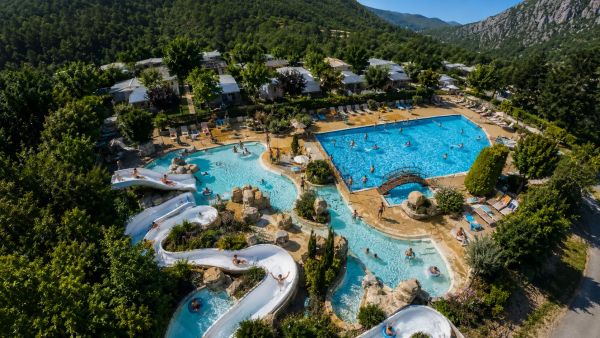 Camping montagne piscine toboggans : profitez d'activités aquatiques en pleine nature
