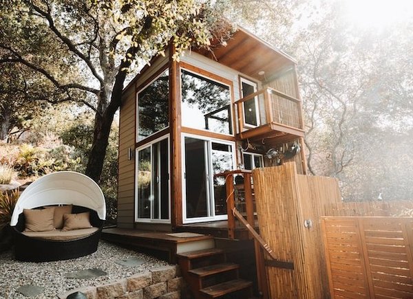 Nuit romantique dans les cabanes dans les arbres